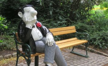 „Ach was. Loriot zum Hundertsten“ im Caricatura-Museum in Frankfurt am Main und einmal auf dem Loriotplatz in Bremen