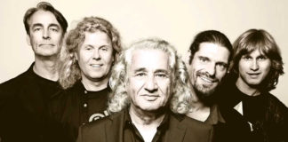 Stern-Combo in einem Hof aus Stahl und Glas – Konzert im JMB