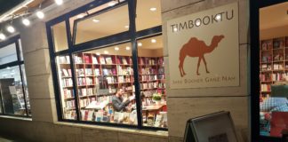 Johannes Ehrmann liest aus seinem Buch „Söhne der Freiheit. Eine deutsche Einwandererfamilie und die Gründung der Vereinigten Staaten“ Johannes Ehrmann liest aus seinem Buch "Söhne der Freiheit. Eine deutsche Einwandererfamilie und die Gründung der Vereinigten Staaten" - verlegt bei Klett-Cotta - in der Berliner Buchhandlung Timbooktu am 11.10.2023.