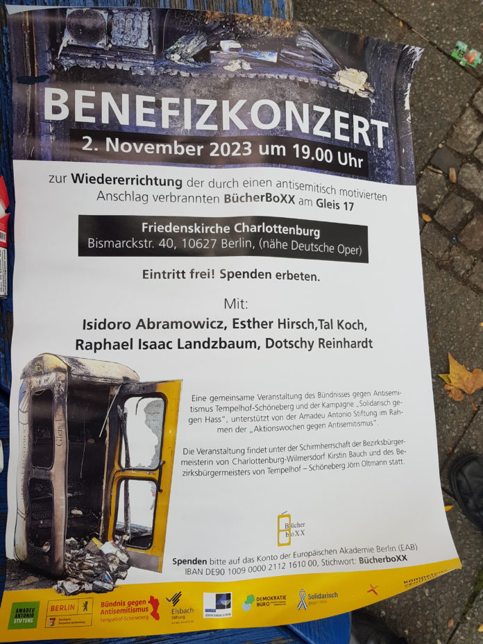 Benefizkonzert zur Wiedererrichtung der Bücherboxx vor dem Bahnhof Grunewald nach dem Anschlag mit Bücherverbrennung