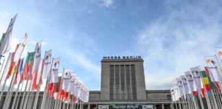 Bazaar Berlin 2023 noch bis 12.11. mit 3 Modenschauen Sa. Bazaar Berlin 2023, zugänglich durch das Fahnenmeer am Eingang Messe Nord durch die Halle 19. Die BVG-Busse M49, 143 u.a. halten vor der Tür, S Messe Nord/ ICC fußläufig ohne Ampel.