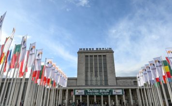 Bazaar Berlin 2023 noch bis 12.11. mit 3 Modenschauen Sa. Bazaar Berlin 2023, zugänglich durch das Fahnenmeer am Eingang Messe Nord durch die Halle 19. Die BVG-Busse M49, 143 u.a. halten vor der Tür, S Messe Nord/ ICC fußläufig ohne Ampel.