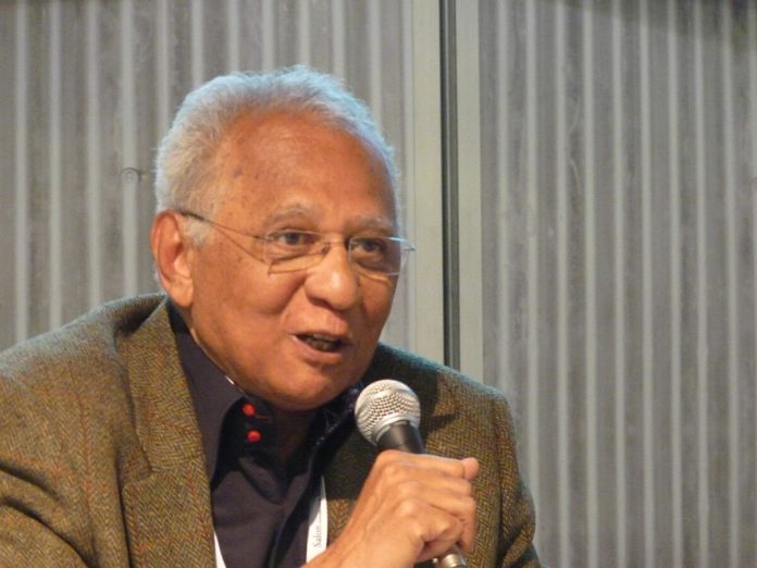 Der Schriftsteller Henri Lopes am 26. April 2012 in Genf auf dem Salon du Livre.