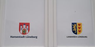 Sommerfest Rettmer 710 Jahre – Feuerwehr Lüneburg feiert wieder Wappen der Stadt und des Landkreises Lüneburg. (Er stürzt die Mächtigen vom Thron ... Konzert im Landkreis Lüneburg und dann in der Stadt Lbg. (LG) Die Feuerwehr Lüneburg sitzt heutzutage in Rettmer und feierte endlich wieder ein Fest wie früher.- Zum Lkrs. gehören außer der Stadt auch Artlenburg, Hasenburg, Hohnstorf/Elbe, Bardowick, Kirchgellersen, Heiligenthal und Melbeck; Westergellersen, Südergellersen, Böhmsholz, Reppenstedt, Vögelsen.