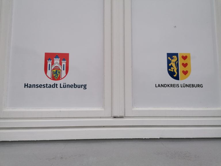 Wappen der Stadt und des Landkreises Lüneburg. (Er stürzt die Mächtigen vom Thron ... Konzert im Landkreis Lüneburg und dann in der Stadt Lbg. (LG) Die Feuerwehr Lüneburg sitzt heutzutage in Rettmer und feierte endlich wieder ein Fest wie früher.- Zum Lkrs. gehören außer der Stadt auch Artlenburg, Hasenburg, Hohnstorf/Elbe, Bardowick, Kirchgellersen, Heiligenthal und Melbeck; Westergellersen, Südergellersen, Böhmsholz, Reppenstedt, Vögelsen.