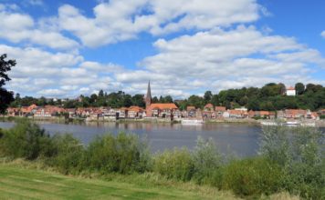 Plattdeutscher Klönschnack in der Lauenburger Straße in Büchen Ein ähnlicher Blick wie dieser auf Lauenburg/ Elbe mit der Magdalenenkirche von Hohnstorf/ Elbe aus bietet sich auch von Artlenburg, nicht nur bei der Fußball-EM.