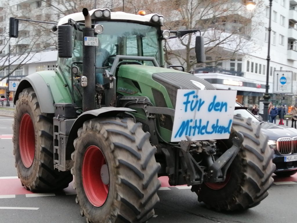 Bauer demonstriert in Berlin. Aufschrift am Traktor zeigt den Schriftzug" FÜR DEN MITTELSTAND!