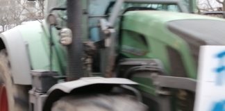 Stoppt den Regierungswahnsinn – Bauern demonstrieren in Berlin Einem Traktoren sollte man sich nicht in den Weg stellen. Treckerfahrer (Bauer) demonstriert in Berlin, Hauptstadt der Bundesrepublik Deutschland, am Kurfürstendamm