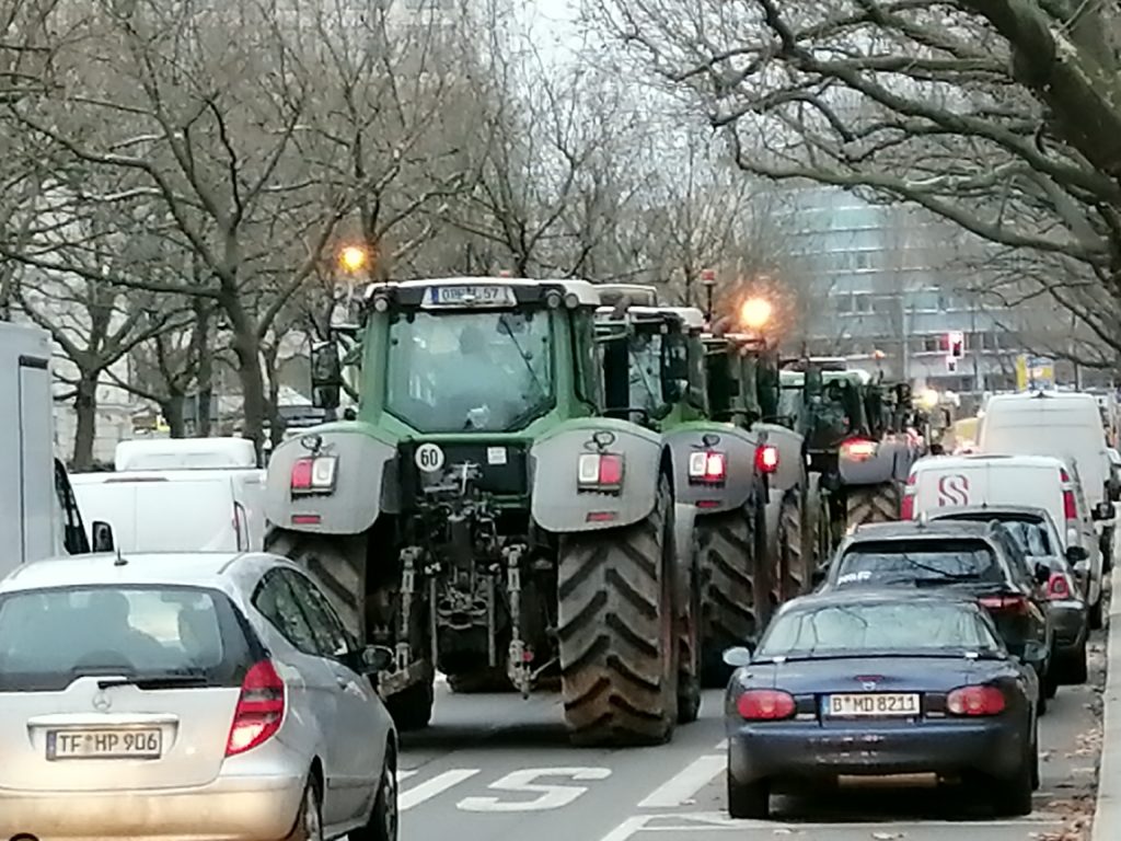 Stoppt den Regierungswahnsinn und FÜR DEN MITTELSTAND - Demonstration von Bauern am 18. Dezember 23 in Berlin