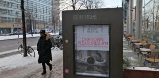 Unknown Pleasures Nr. 14 – amerikanisches Independent Filmfest Unknown Pleasures-Filmfestival-Ankündigung vor dem Spielort, dem Kino Arsenal in Berlin