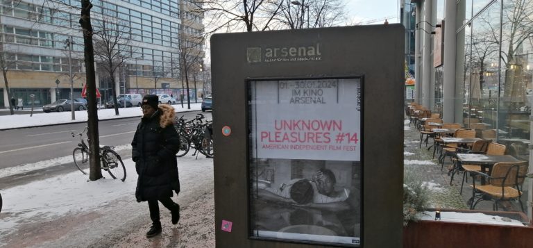 Unknown Pleasures-Filmfestival-Ankündigung vor dem Spielort, dem Kino Arsenal in Berlin