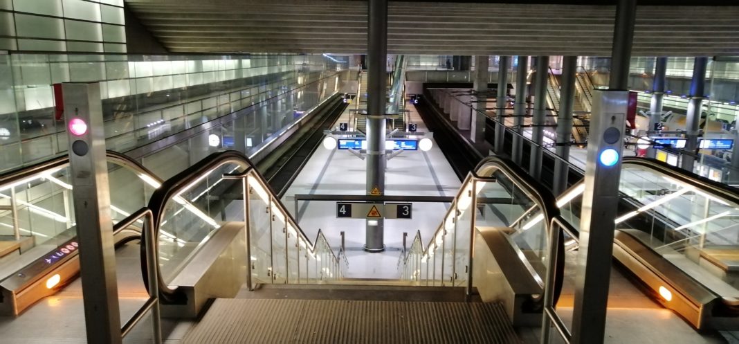 Dieses Bild eines Berliner Bahnhofs - Fernbahnhof Potsdamer Platz - illustriert die Abwesenheit von Zügen im Berufsverkehr an einem Lokführer-Streik-Tag. Illustration zu: Das Gedicht zum Streik (der Lokführer bei der Deutschen Bahn)