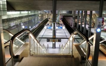 Das Gedicht zum Streik (der Lokführer bei der Deutschen Bahn) Dieses Bild eines Berliner Bahnhofs - Fernbahnhof Potsdamer Platz - illustriert die Abwesenheit von Zügen im Berufsverkehr an einem Lokführer-Streik-Tag. Illustration zu: Das Gedicht zum Streik (der Lokführer bei der Deutschen Bahn)