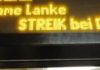Der Streik endet früher – Lokführerstreik bei der Bahn, DB/ S-Bahn Der Streik endet früher. Hinweis bei der U-Bahn der BVG in Berlin, die durchgehend fuhr während des Lokführerstreiks bei der Deutschen Bahn.