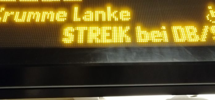 Der Streik endet früher. Hinweis bei der U-Bahn der BVG in Berlin, die durchgehend fuhr während des Lokführerstreiks bei der Deutschen Bahn.