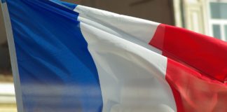 Weltsprache Französisch – im 18. Jahrhundert abgelöst von Englisch Wo die französische Flagge bzw. Fahne weht, spricht man meist die Weltsprache französisch.