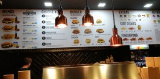 Burger vegetarisch und vegan erhältlich. Jetzt neu: „Burgerstraße“ Imbiss-Restaurant Burgerstraße Reinickendorfer Straße, das 2. Restaurant dieser Art, wiedererkennbar an der orange-schwarzen Ausstattung, am 17. Januar 2024 mitten im kalt-verschneiten Berlin, jeder Burger vegetarisch oder vegan erhältlich