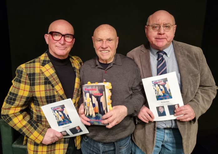Schriftsteller Willi R. Gettél , Autor des Buches Einsames Lachen im März 2024 bei einer Lesung mit Ronald Uecker (links) und Michael Kinkel