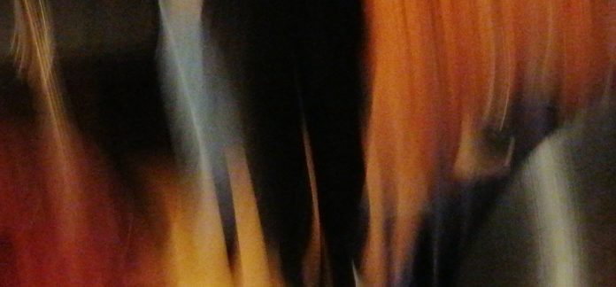 Luci van Org mit Blumenstrauß am 28.3.2024. nach der Lesung aus ihrem Buch Wir Fünf und ich und die Toten mit Liedvortrag und Gesang. Der Titel Wir Fünf und die Toten ist ihre jüngste Neuerscheinung mit autobiographischen Zügen