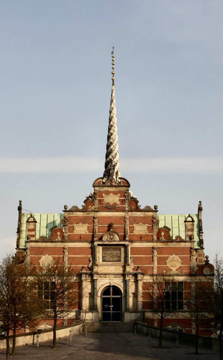 Ein Bild der Kopenhagener Börse, auch Alte Börse genannt, da sie als solche nicht mehr benutzt wurde, am 14.4.2009. Gebaut 1925 (1619-1640). am 16.4.2024 hieß es plötzlich: Die Börse brennt. Schwer zu löschen, kleine Fenster, innen alles aus Holz. Ein großer Verlust für Dänemark und die Kunst. Das Gebäude beherbergte die Handelskammer, Abgeordnetenbüros von Abgeordneten des Folketing (Parlaments9 und eine Kunstsammlung.