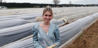 Spargelkönigin in Klaistow. Beelitzer Spargelsaison beginnt: Anstich Die Beelitzer Spargelkönigin auf einem Feld - Spargelhof Klaistow _copyright 2024 Andreas Hagemoser