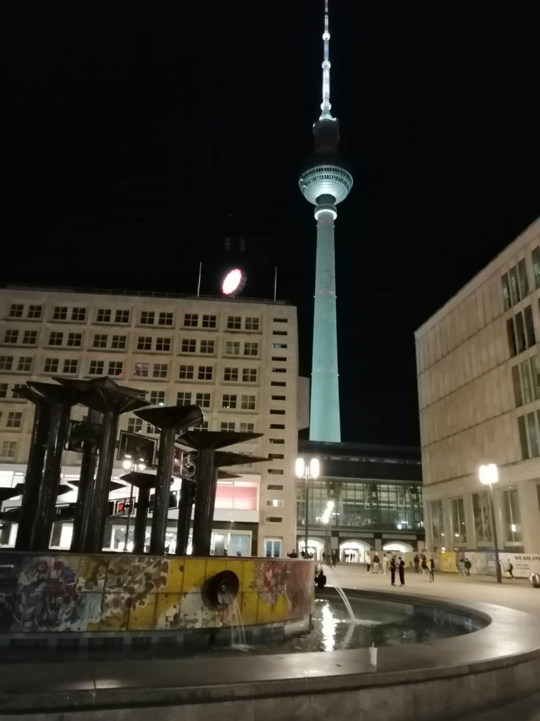 Berliner Fernsehturm von außen: vom Alexanderplatz in Berlin-Mitte aus gesehen, Bar in 203 Meter Höhe 10. April 2024, eine Minute vor 10 Uhr am Abend. Andreas Hagemoser