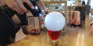 Cocktails mixen lernen in der Gruppe: Alchemist mit Trockeneis Wie eine Alchimistin in The Alchemist Cocktails mixen, Kurs für team building, bei Langeweile, als Minifortbildung und Chemiebaukasten/ Physikbaukasten, ein Cocktail aus der Molekularküche