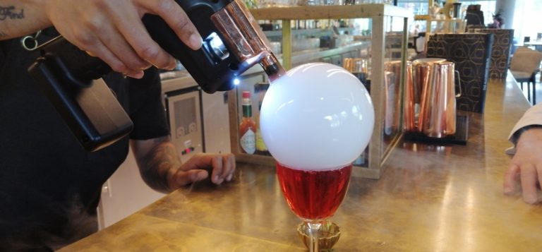 Wie eine Alchimistin in The Alchemist Cocktails mixen, Kurs für team building, bei Langeweile, als Minifortbildung und Chemiebaukasten/ Physikbaukasten, ein Cocktail aus der Molekularküche