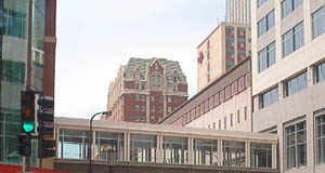 SKYWAY – was ist das? Besonderheit in Minneapolis in Minnesota Ein Übergang zwischen Häusern, ein sogenannter SKYWAY in Minneapolis (zu deutsch Wasserstadt) im Bundesstaat Minnesota. 'Minne' ist in der Sprache der Dakota WASSER, 'polis' bekanntlich griechisch für 'Stadt'. Sie ziehen sich durch die ganze Stadt, dort gibt es sogar Bar wie die Sphere Bar.