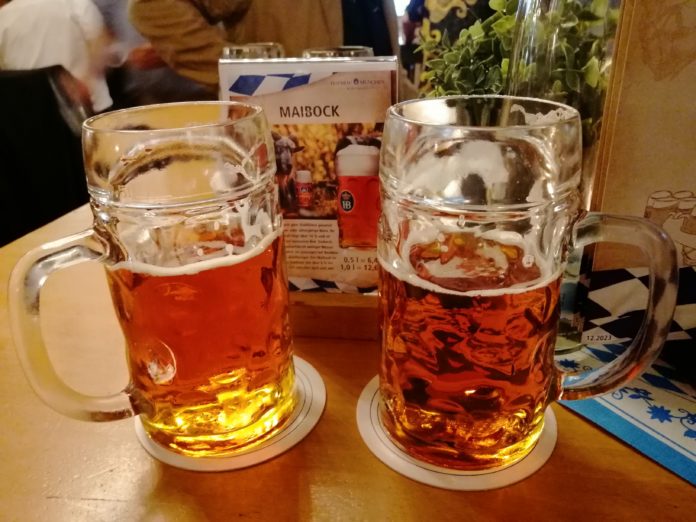 Maibock, ein Bier mit einer besonderen Whiskey-Farbe und 7,2% Vol. Alkohol von Hofbräu München im Wirtshaus Berlin