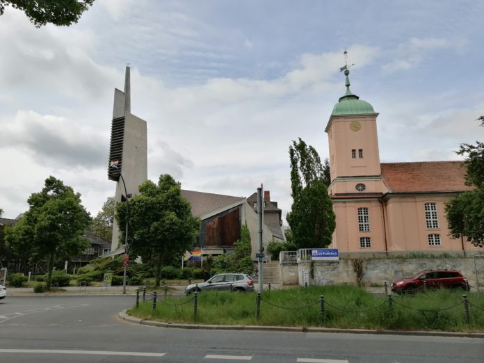 Alte Dorfkirche (rechts) und Paul-Gerhardt-Kirche Schöneberg in Berlin. die PGK hat die Hausnummer Hauptstraße 47. Am 12. Mai 2024 gibt es hier in einem Konzert J.S.Bach und Haydn, Pärt und Messiaen zu hören. Das Chor- und Orchesterkonzert (Neuer Chor Alt-Schöneberg) heißt DEM HIMMEL ZUGEWANDT.