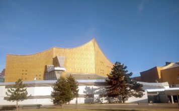 Das Silvesterkonzert der Berliner Philharmoniker mit Chefdirigent Kirill Petrenko und Starpianist Daniil Trifonov mit Musik von Johannes Brahms, Richard Wagner und Richard Strauss in der Philharmonie Berlin und im Kino