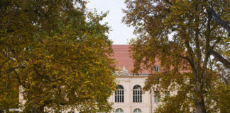 Werke von siebzehn zeitgenössischen Künstlern in der Ausstellung „Erinnerungen an die Zukunft“ im Schloß Schönhausen