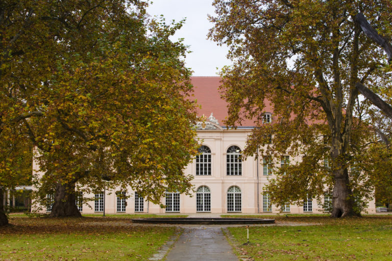 Werke von siebzehn zeitgenössischen Künstlern in der Ausstellung „Erinnerungen an die Zukunft“ im Schloß Schönhausen