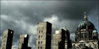 Gebäudeabriß oder Der Palast der Republik in Berlin ist Geschichte, die nicht vergeht – Erinnern im Humboldt-Forum