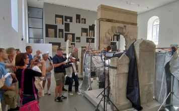 Der „beidseitig verzierte Grabstein des einheimischen Schiffers Blussus und seiner Frau Menimane“