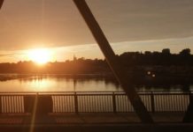 Zwischenstopp Lauenburg/ Elbe für Autoreisende mit und ohne „Deutschlandticket“. Zahlen, der Fluss, Niedrigwasser (Teil 2/ 2) Bahnreisende und Autoreisende benutzen diese selbe Elbbrücke, um von Lauenburg/ Elbe nach Hohnstorf/ Elbe in Niedersachsen zu kommen oder umgekehrt. Beide liegen an der Bundesstraße B 209 (B209) und eignet sich gut als Zwischenstopp sowohl für Bahnreisen als auch für Autoreisen.