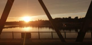 Zwischenstopp Lauenburg/ Elbe für Bahnreisende mit und ohne „Deutschlandticket“. Salzstraße, Rekordschleuse, Wasser ist Leben (Teil 1/ 2) Bahnreisende und Autoreisende benutzen diese selbe Elbbrücke, um von Lauenburg/ Elbe nach Hohnstorf/ Elbe in Niedersachsen zu kommen oder umgekehrt. Beide liegen an der Bundesstraße B 209 (B209) und eignet sich gut als Zwischenstopp sowohl für Bahnreisen als auch für Autoreisen.