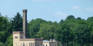 Luxus-Bootfahren auf dem Lounge-Boot. Tagestouren in jede beliebige Richtung ab Potsdam mit Waterlounge Blick vom Jungfernsee auf die alte Meierei im Neuen Garten in Potsdam, zu sehen zum Beispiel mit einem Miet-Boot von Waterlounge beim Luxus-Bootfahren auf einem Lounge-Boot. Tagestouren in jede beliebige Richtung ab Potsdam, dieser See liegt auch in der brandenburgischen Landeshauptstadt