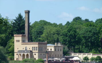 Luxus-Bootfahren auf dem Lounge-Boot. Tagestouren in jede beliebige Richtung ab Potsdam mit Waterlounge Blick vom Jungfernsee auf die alte Meierei im Neuen Garten in Potsdam, zu sehen zum Beispiel mit einem Miet-Boot von Waterlounge beim Luxus-Bootfahren auf einem Lounge-Boot. Tagestouren in jede beliebige Richtung ab Potsdam, dieser See liegt auch in der brandenburgischen Landeshauptstadt
