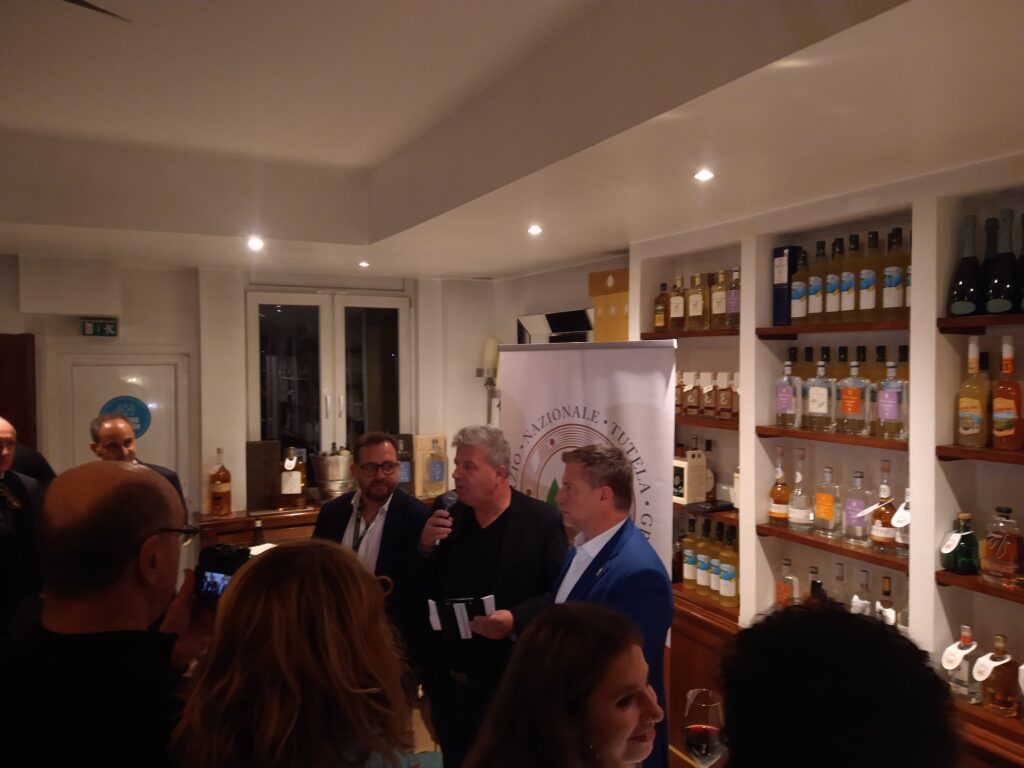 Viele hatten sich im Oktober im Restaurant "La Maremma" versammelt zur Veranstaltung des Grappa-Konsortiums CNG. Am Mikrophon Conrad Rausch, rechts daneben der Präsident des CNG, Sebastiano Caffo. c Andreas Hagemoser, Berlin,14.10.'24