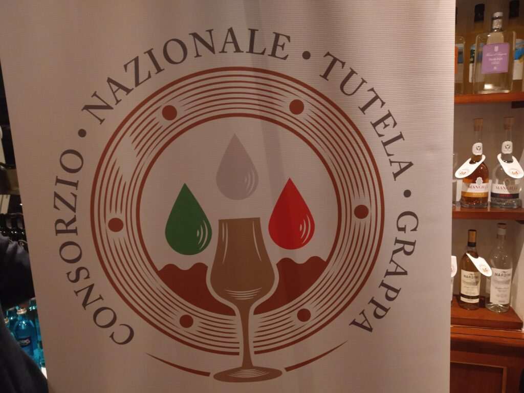 Signet des Grappa-Konsortiums Consorzio Nazionale Grappa bei einer Veranstaltung dieser italienischen Organisation im Restaurant 'La Maremma' während der Laufzeit der Messe Bar-Convent Berlin (BCB). © 2024 Andreas Hagemoser, Aufnahmeort Berlin, -datum 14.10.'24