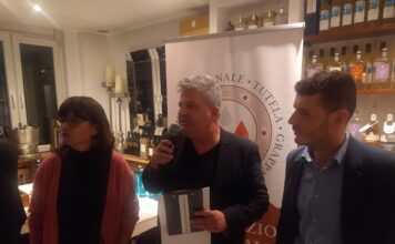 „Das nachhaltigste Getränk“! Grappa-Konsortium während der Bar-Convent in Berlin – Consorzio Nazionale Grappa (CNG) Auf der CNG-Veranstaltung ging es um Nachhaltigkeit, das nachhaltigste Getränk - alkoholische. © 2024 Andreas Hagemoser, Aufnahmeort Berlin, -datum 14.10.'24