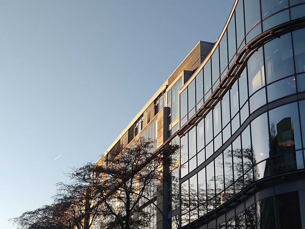 © oben auf dem Dach links erahnt man den Veranstaltungsort Alice Rooftop and Garden (Dach und Garten), wo die Verleihung des Preises an die Berliner Unternehmerinnen stattfand.