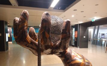 ZiK, Zentrum für internationale Künste oder kurz: Zeit ist knapp in Berlin Im Kik. Zik heißt Zentrum für internationale Kunst oder Zeit ist knapp.