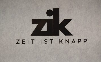 Letzter Tag. Zeit ist knapp. Zentrum für internationale Künste schließt für immer Ein Schild in einer Raum-Zwischennutzung in Berlin-Friedenau, im EG des Schlossstraßencenter s. Die Zwischennutzung endet am 31.10'24, fürs Publikum am 30. Oktober-