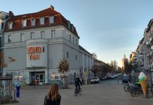 Landesfilmfestival ’25 des Bundesverbands deutscher Filmautoren am Samstag, 1.11.2025 im Kino Toni in Berlin-Weißensee Ansicht des Kino Toni in Berlin-Weißensee vom Antonplatz aus