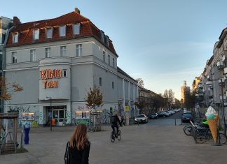 Landesfilmfestival ’25 des Bundesverbands deutscher Filmautoren am Samstag, 1.11.2025 im Kino Toni in Berlin-Weißensee Ansicht des Kino Toni in Berlin-Weißensee vom Antonplatz aus