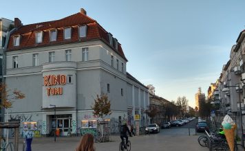 Landesfilmfestival ’25 des Bundesverbands deutscher Filmautoren am Samstag, 1.11.2025 im Kino Toni in Berlin-Weißensee Ansicht des Kino Toni in Berlin-Weißensee vom Antonplatz aus