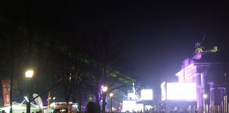 Demonstration gegen Kulturkürzungen in Berlin am Brandenburger Tor am Mittwoch, den 13.11.’24, 10 Uhr Respekt und Freiheit, Liebe, Frieden - der Grundtenor der Bilder und Plakate auf dem "Band der Freiheit" genannten Bilderwald entlang der ehemaligen Mauer zwischen Zimmerstraße und Moabit, hier am Brandenburger Tor, Westseite, am 9. November '24, 35 Jahre Mauerfall